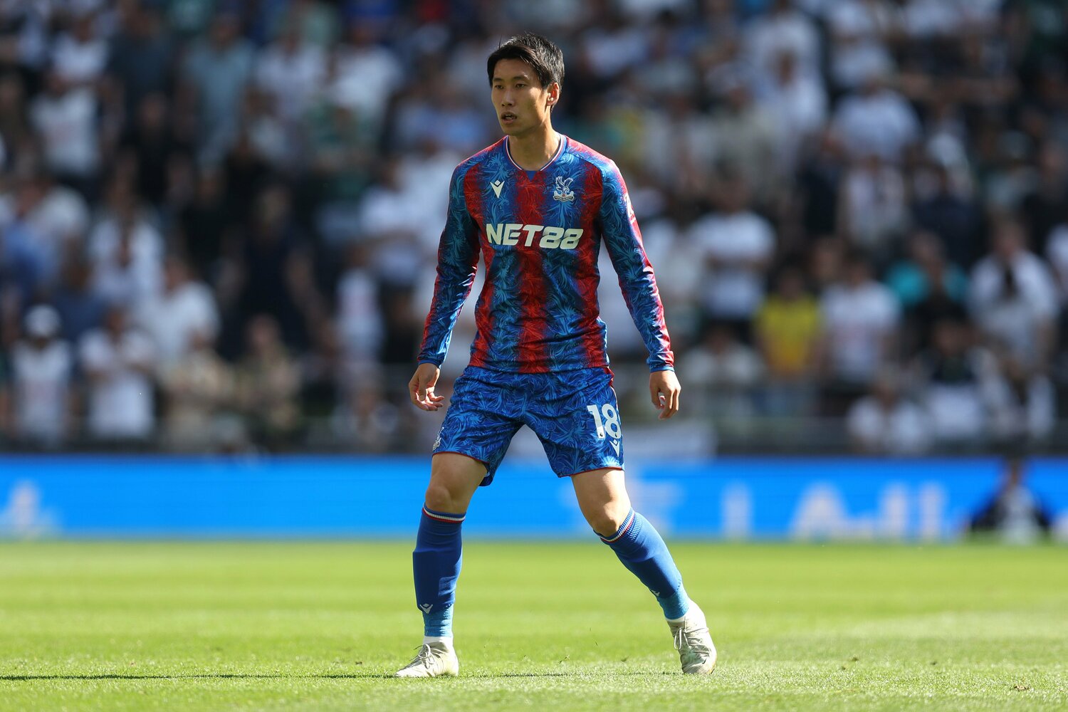 「ウェイトを増やしたことはない」と語った鎌田。写真は5月11日トッテナム戦　©Getty Images