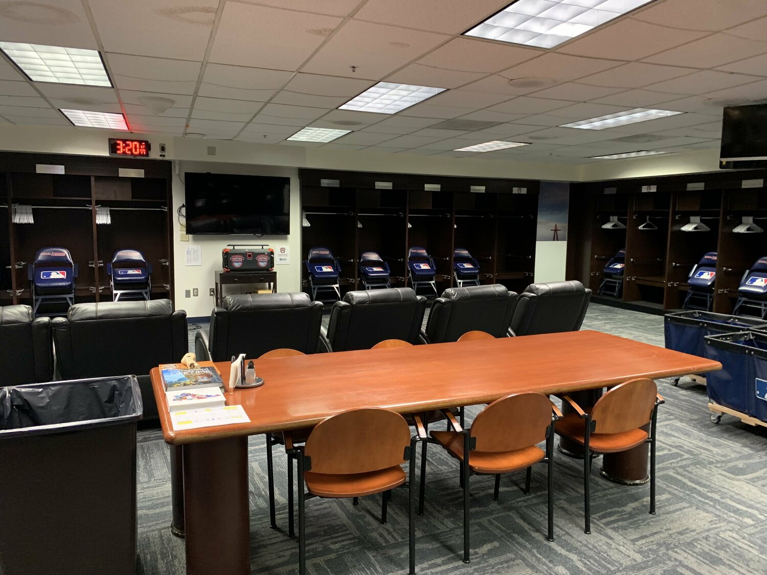 「スタジアム見学ツアー」にて。ビジターチームのロッカールーム （写真=筆者提供）