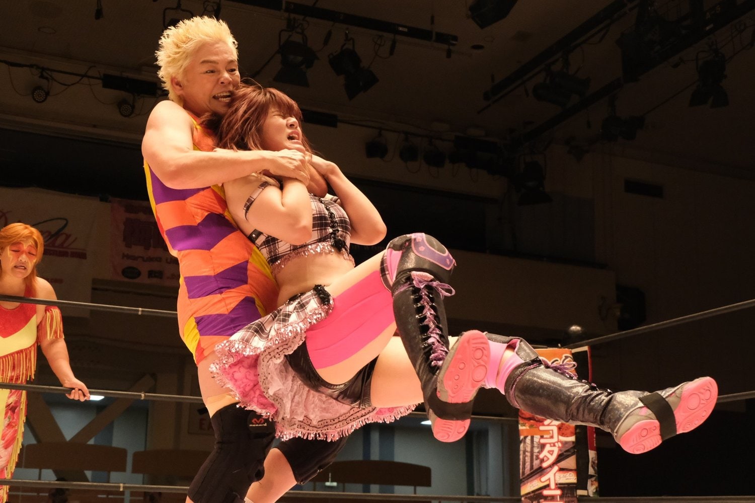 神取は得意技のひとつ、スイングスリーパーも繰り出す　©Norihiro Hashimoto