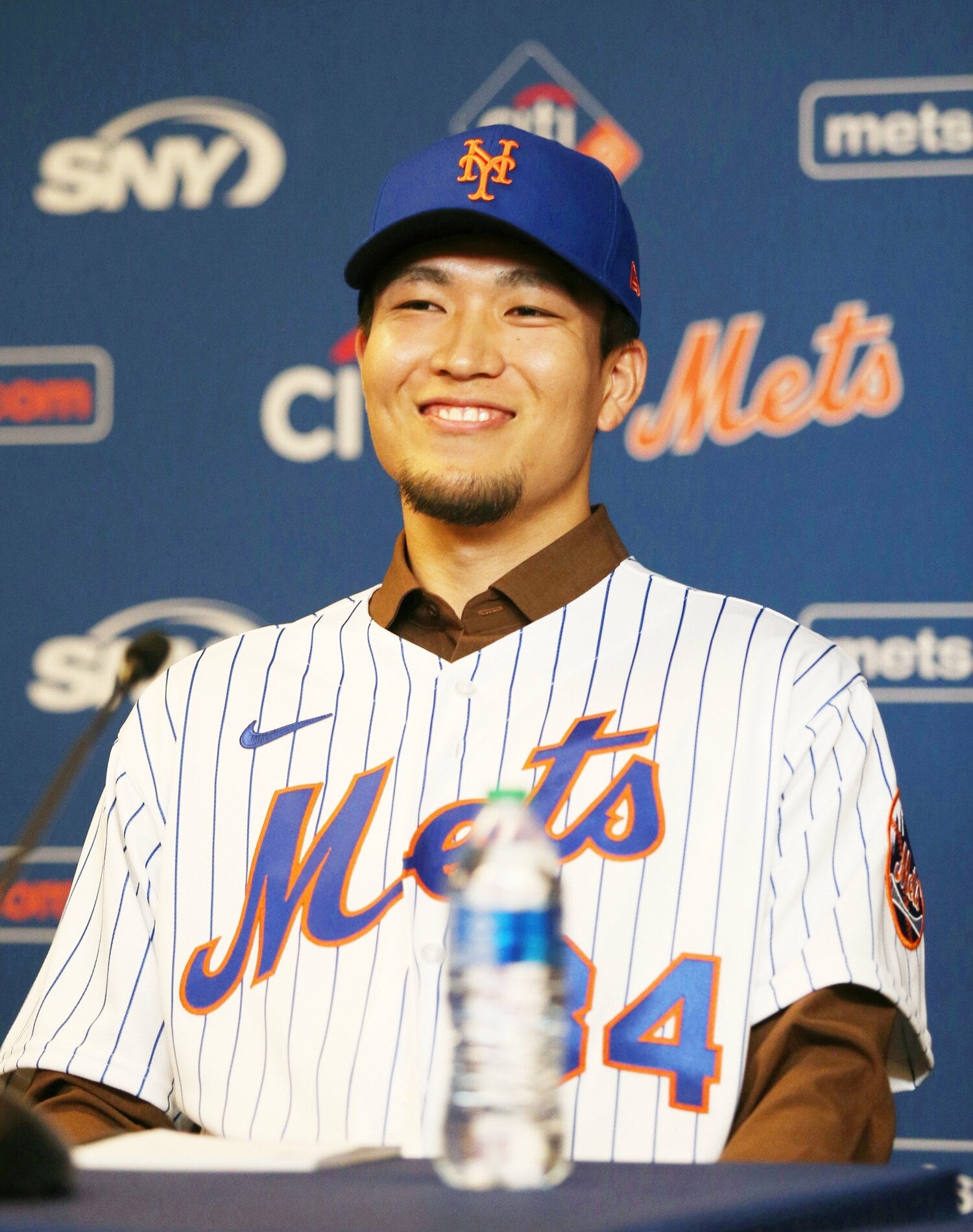 メッツ入団会見で笑顔の千賀　©JIJI PRESS