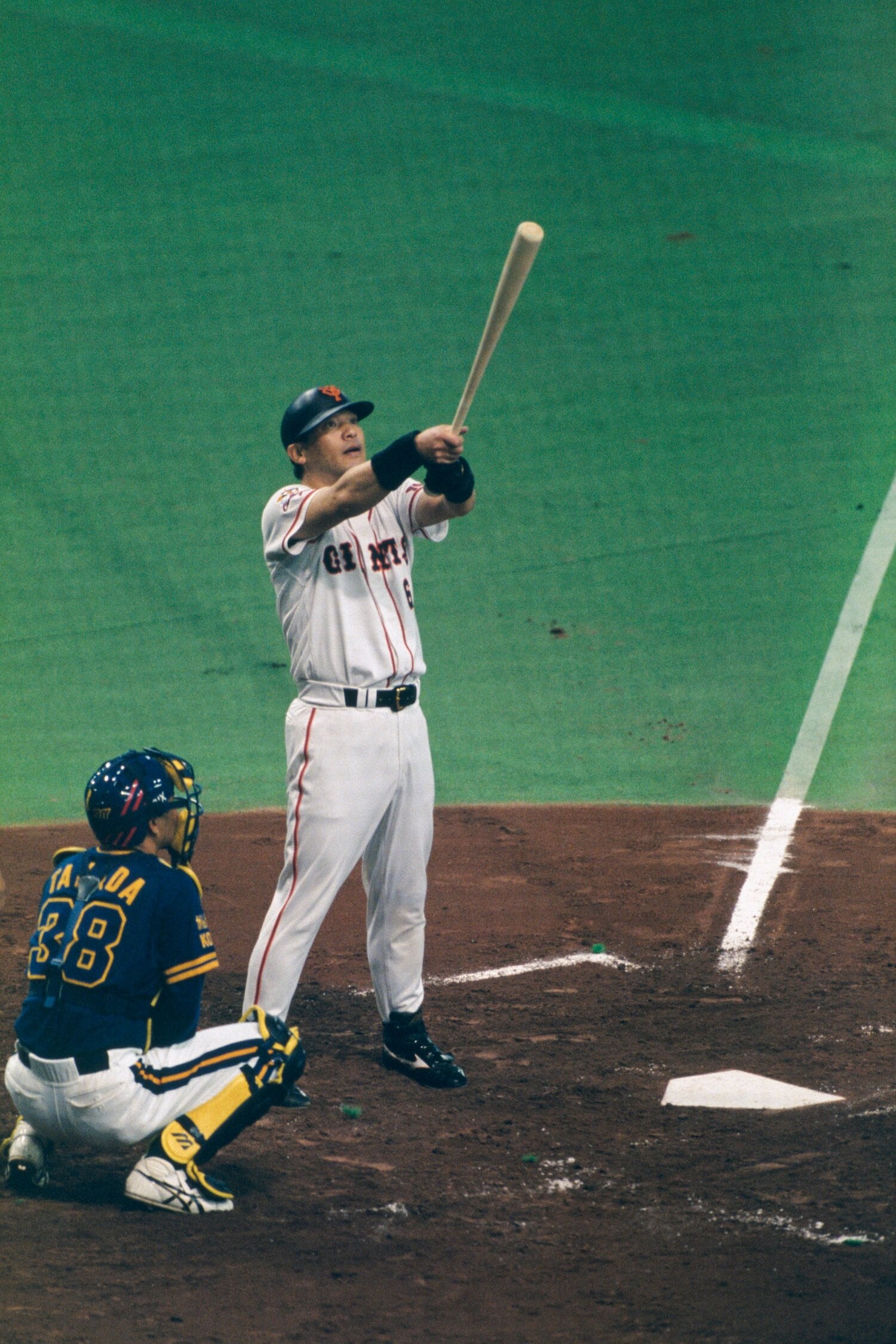 1996年日本シリーズでの落合。左手に黒い革手袋を　©BUNGEISHUNJU