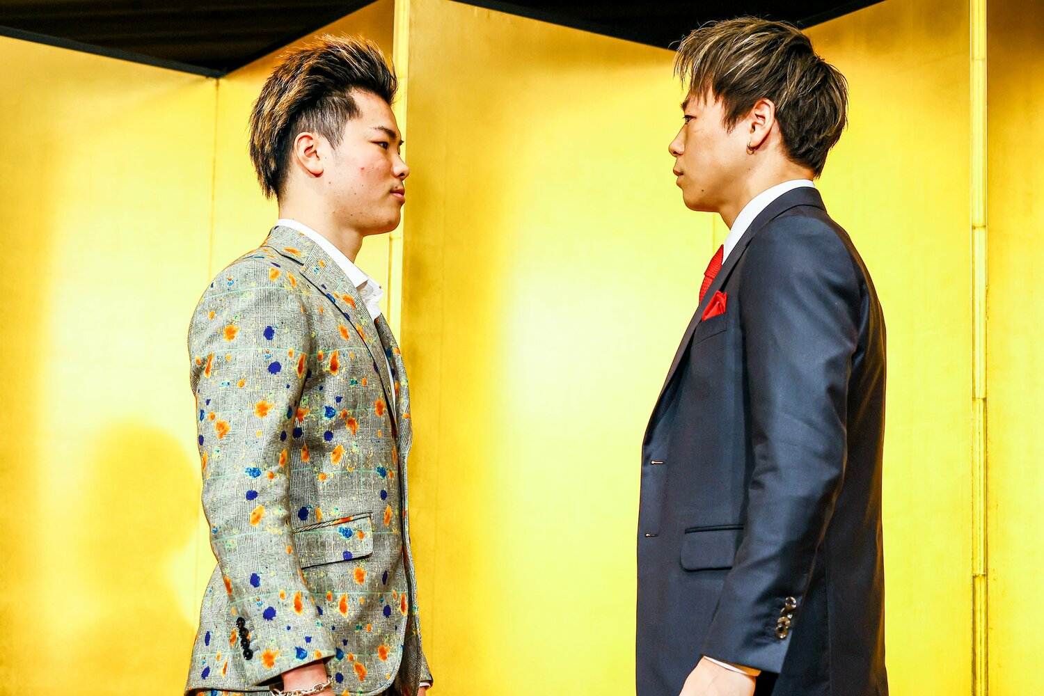 2021年12月24日、対戦発表会見で向かい合う那須川天心と武尊　©THE MATCH 2022/Susumu Nagao