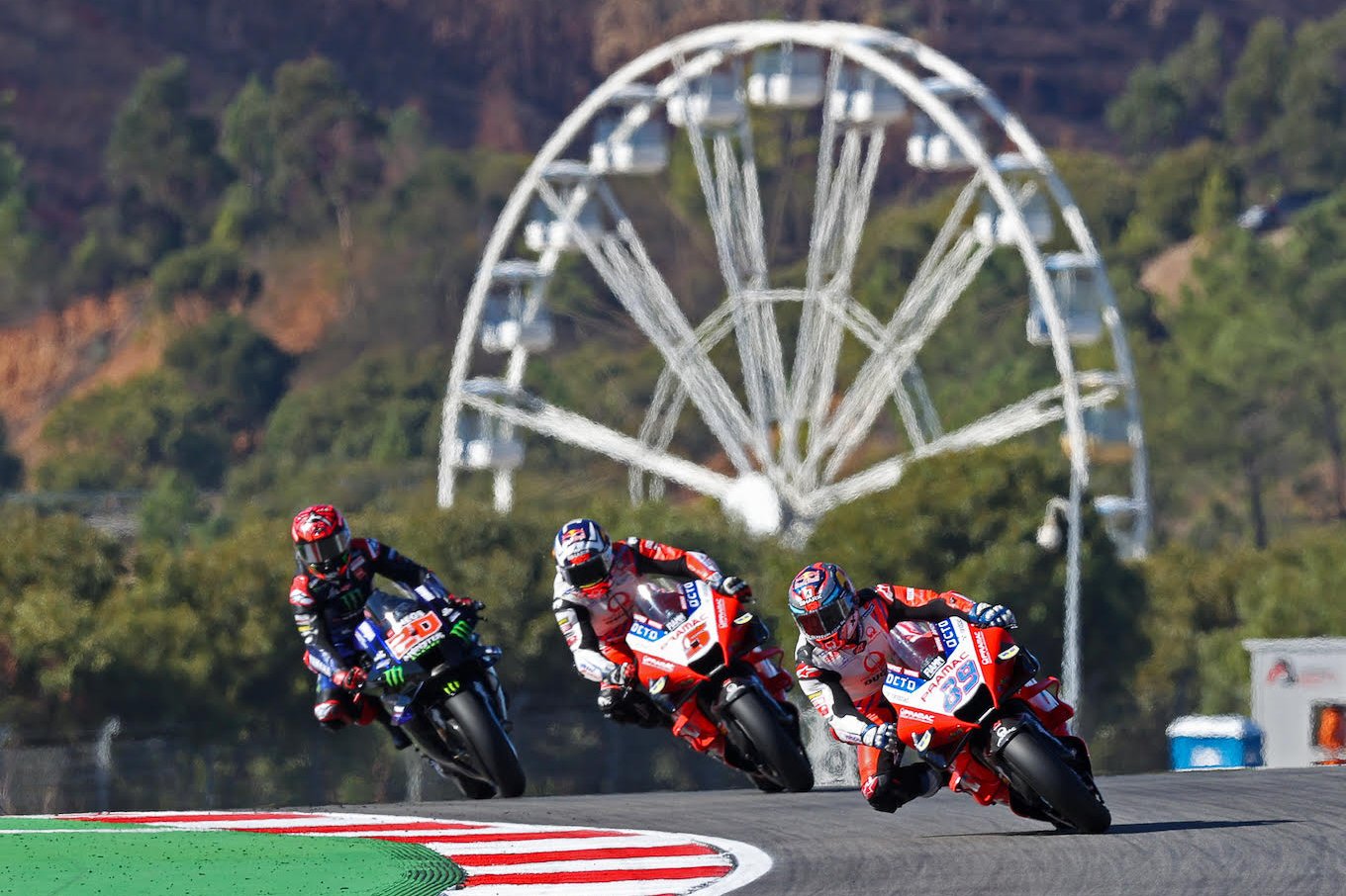 アルガルベGPでプラマック・レーシングのドゥカティ勢を抜けず苦戦するクアルタラロ(左)