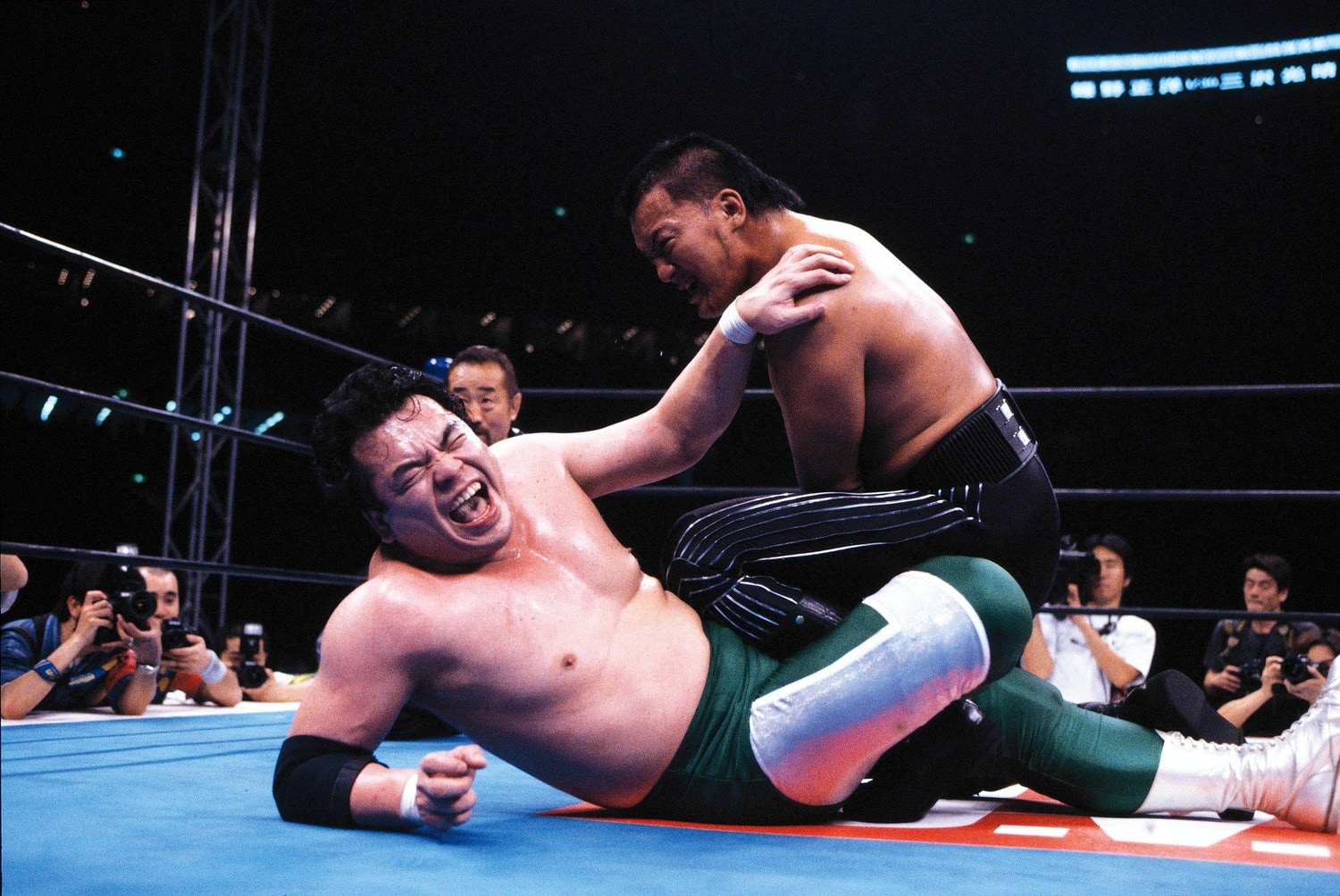 蝶野（右）と三沢の頂上決戦は30分フルタイムドローで終わった　©︎AFLO