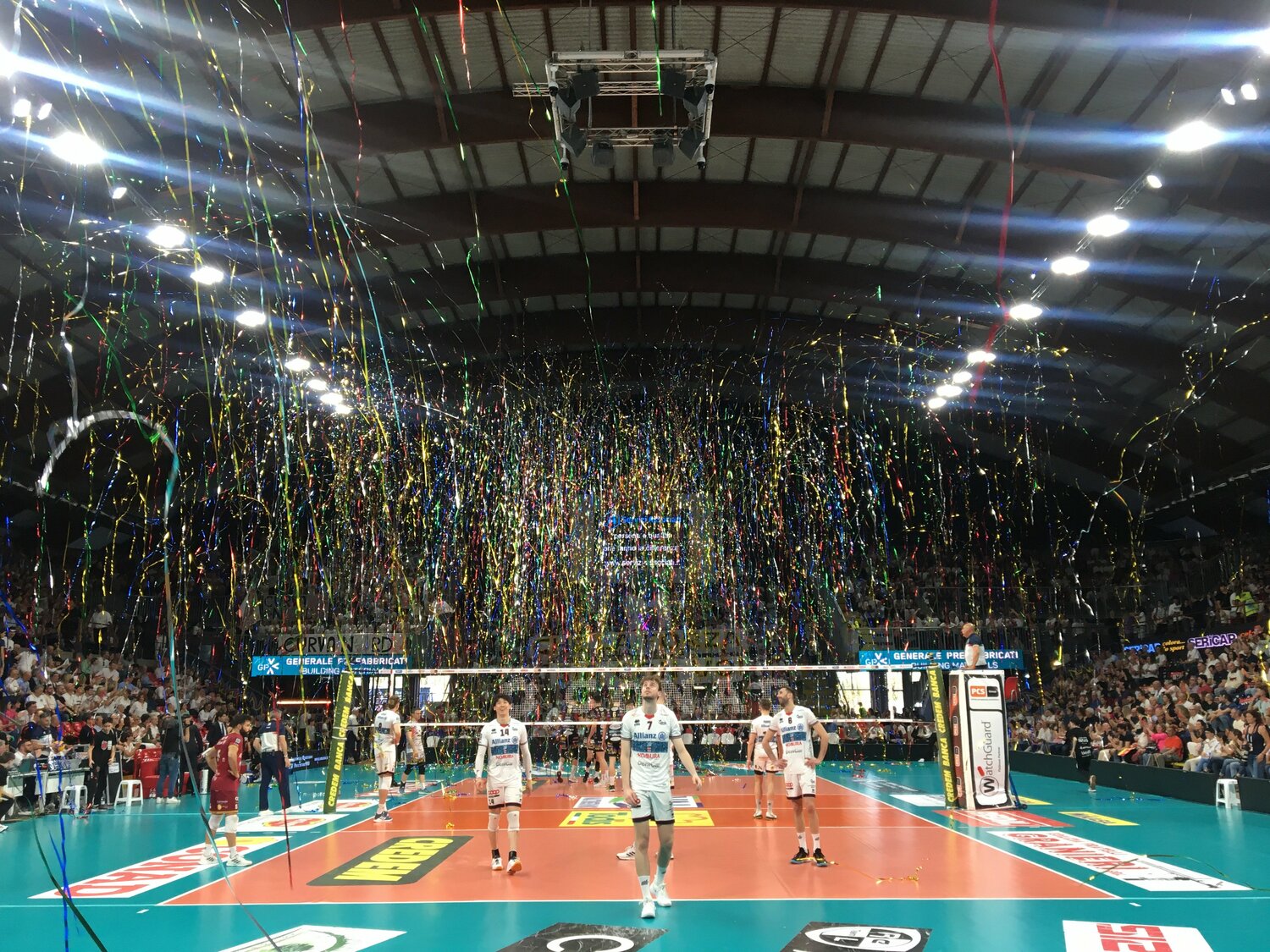 プレーオフ第3戦、敵地の華々しい演出に苦笑いの石川祐希（筆者撮影）