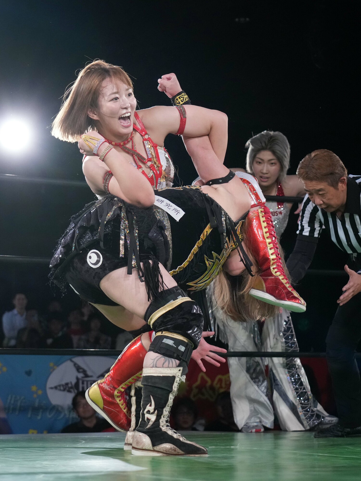 渡辺智子を卍固めに捕らえるSareee ©Essei Hara