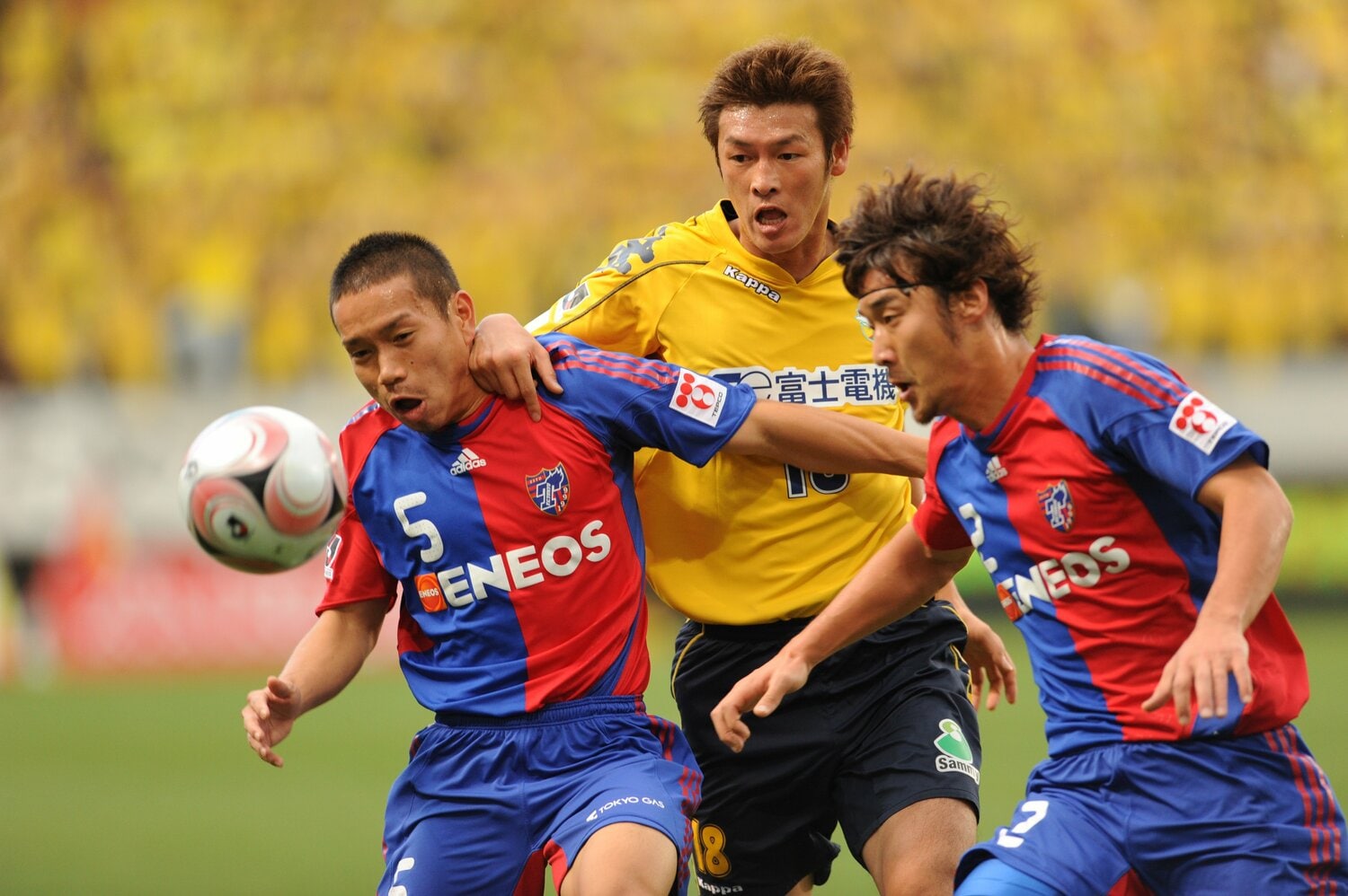 写真は2008年のJリーグで、ジェフ千葉の巻誠一郎と競り合う。07年特別指定選手を経て、08年にFC東京と正式契約した ©J.LEAGUE