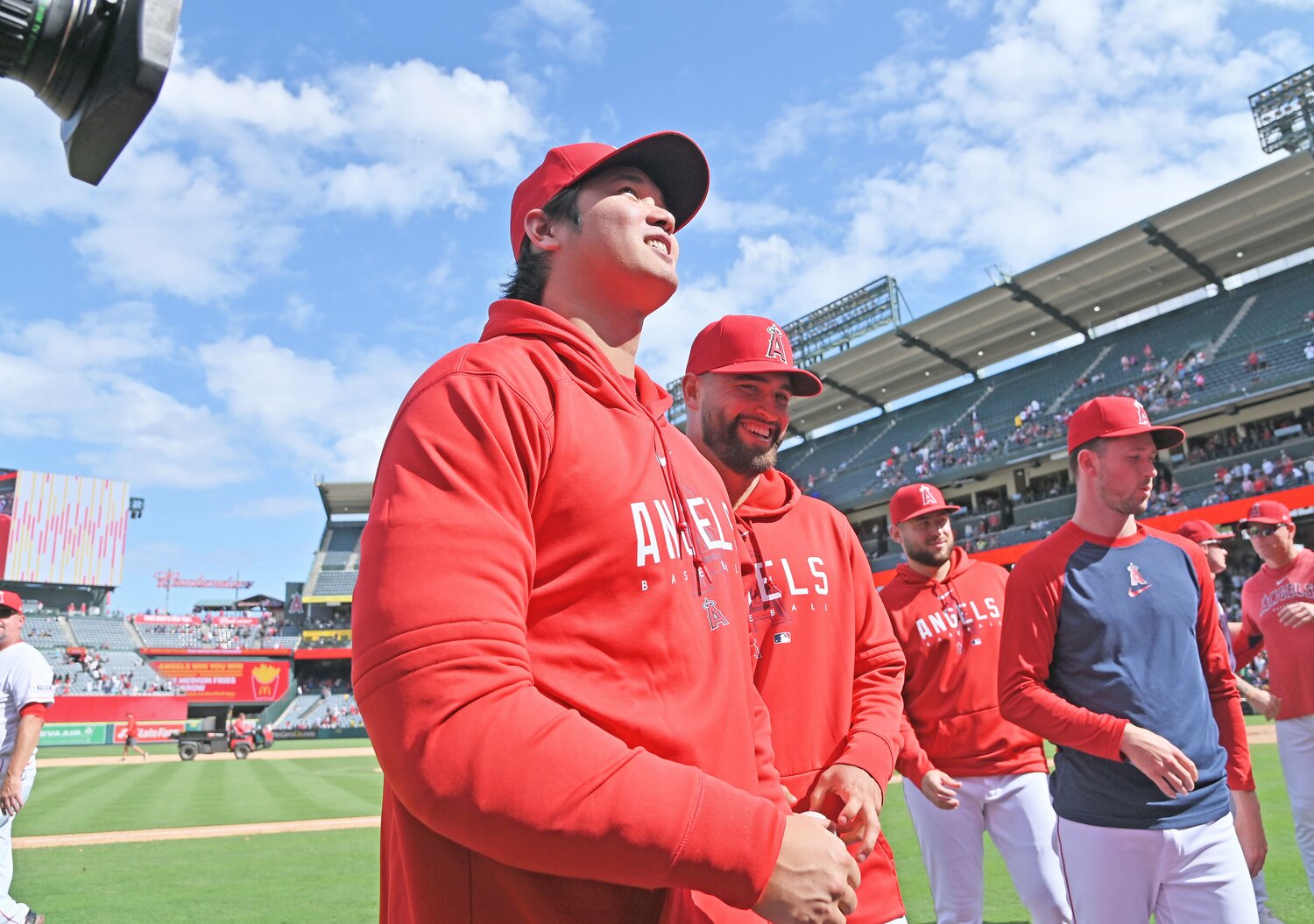 エンゼルスの今季最終戦を終え、仲間たちとグラウンドを後にする大谷翔平　©JIJI PRESS