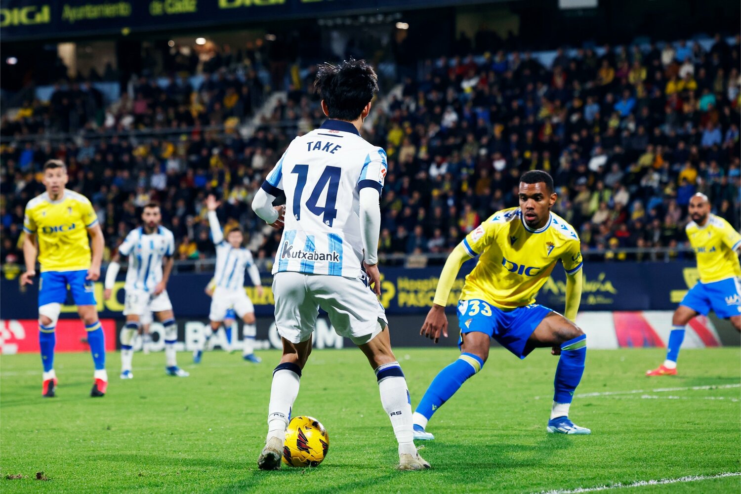 敵を目前にした状況で、冷静にスビメンディへとパスを届けた久保