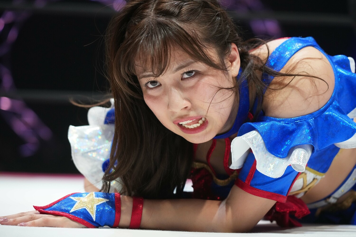 必死に起き上がる荒井優希　©Essei Hara