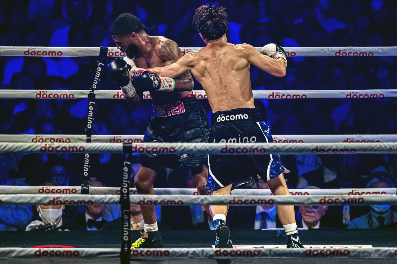 8R、フルトンからダウンを奪った左フック。肩回りの筋肉がブロック状に浮き出ている　©Takuya Sugiyama