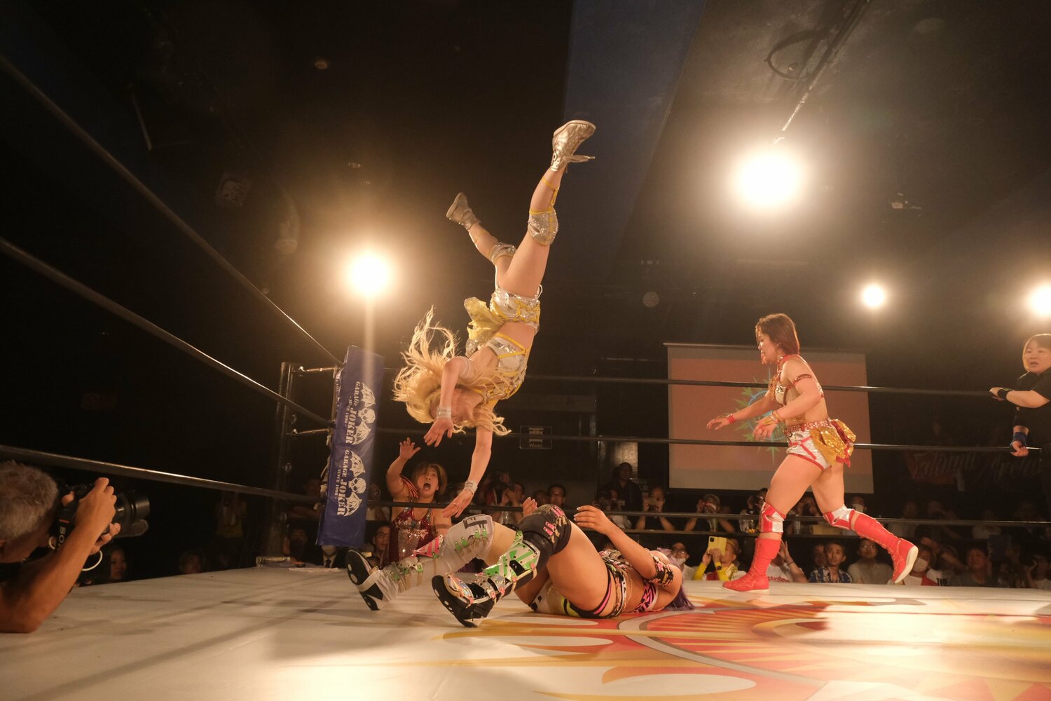 得意の側宙を使った「フェアリアル・ギフト」を決めるなつぽい　©Norihiro Hashimoto