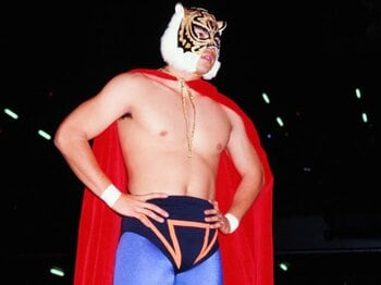 《命日》稀代の名レスラー・三沢光晴を生んだ「2代目タイガーマスク“苦闘の6年間”」 22歳の若手が全日本プロレスに黄金期をもたらすまで＜Number Web＞ photograph by AFLO