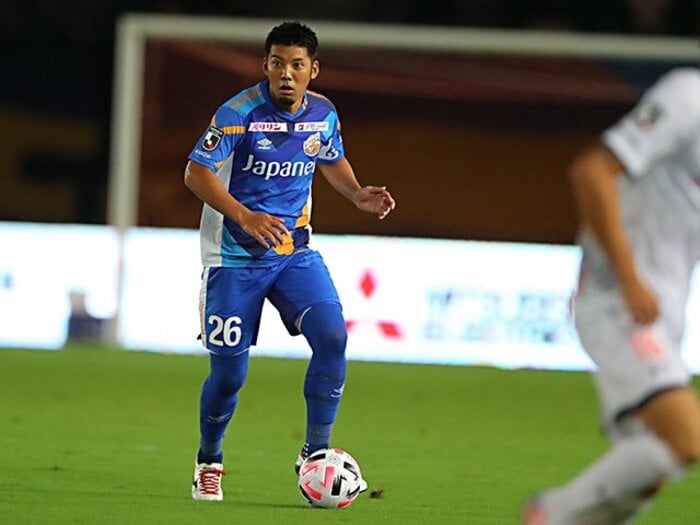 J2首位の長崎、堅守の要は「左」。二見宏志と亀川諒史の頼もしさ。<Number Web> photograph by J.LEAGUE