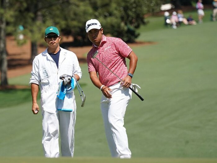 《マスターズ連覇へ》松山英樹と早藤キャディは優勝が懸かった18番ホールで、なぜ笑った? 2人の絆を物語る驚きの助言「ふざけてください」<Number Web> photograph by Yoichi Katsuragawa