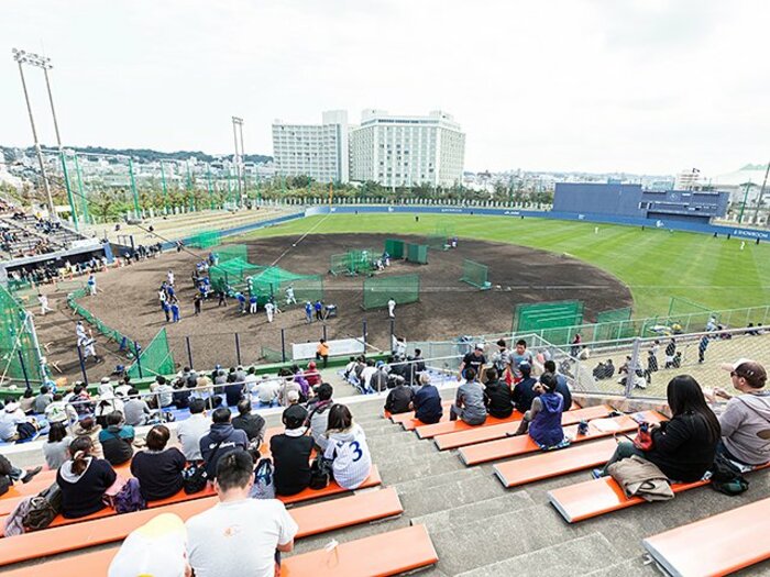 千両役者・黒田と「たまごっち」女子。様変わりしたプロ野球キャンプ風景。＜Number Web＞ photograph by Shiro Miyake