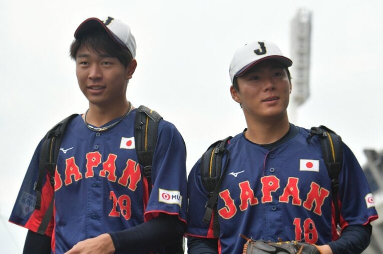 ＷBC前の宮崎合宿では仲の良さをうかがわせるツーショットを見せていた高橋宏斗（左）と山本由伸　©Hideki Sugiyama