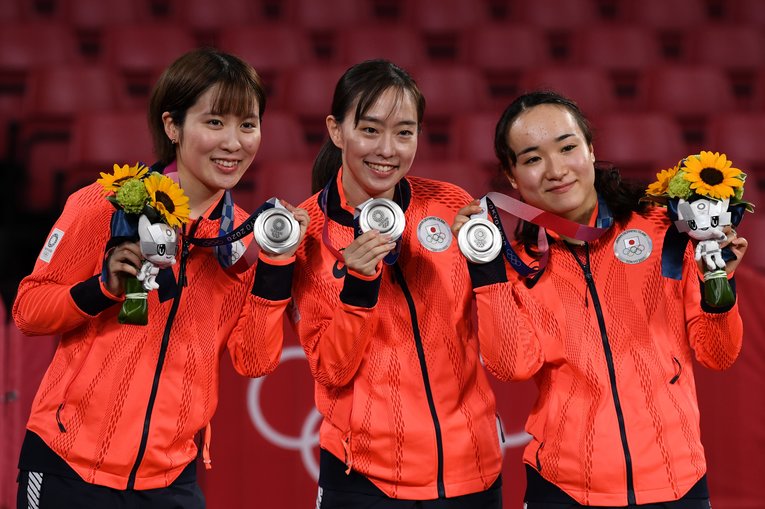 東京五輪、卓球女子団体で銀メダルを獲得した石川佳純（中央）、伊藤美誠（右）、平野美宇　©Getty Images