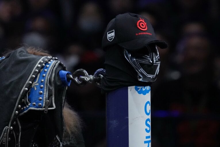 コーナーポストに置かれたBUSHIのマスクと内藤哲也のキャップ　©Essei Hara