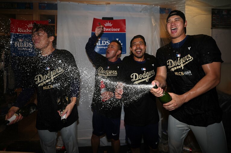 シャンパンファイトでの山本と大谷。もの凄い腕っぷしの大谷が……　©Getty Images