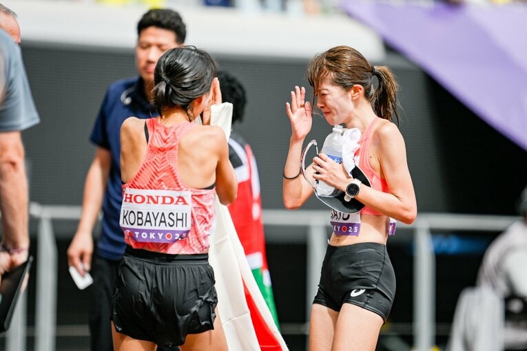 同じくマラソン代表の佐藤早也伽とゴール後に談笑する場面もあった　©︎Nanae Suzuki