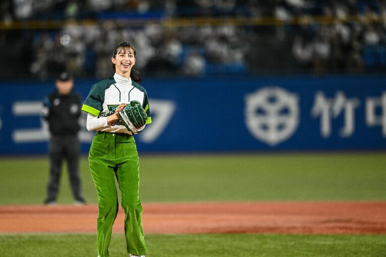 日本シリーズ2022の第2戦、神宮球場のマウンドで始球式を務めた中条あやみの投球！©︎Nanae Suzuki