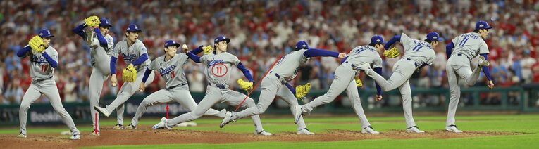 復調した10月の佐々木の投球動作。どこが改善されたのか、川村教授に序盤戦の写真と比較してもらった　©Yukihito Taguchi