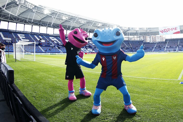 敵地の少年ファンから「KUBO！」と声が飛ぶ人気の中… 久保建英が“万全でなくても”フル出場で頼られた理由〈撮影者の視点〉(3)