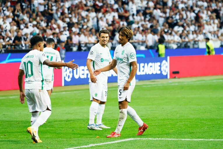 「“鎌田大地と守田英正が一緒に写った1枚”を狙いたいけど…」「長谷部誠はすでにコーチのように」CL日本人対決と“美しい夕焼け”撮影ウラ話(61)