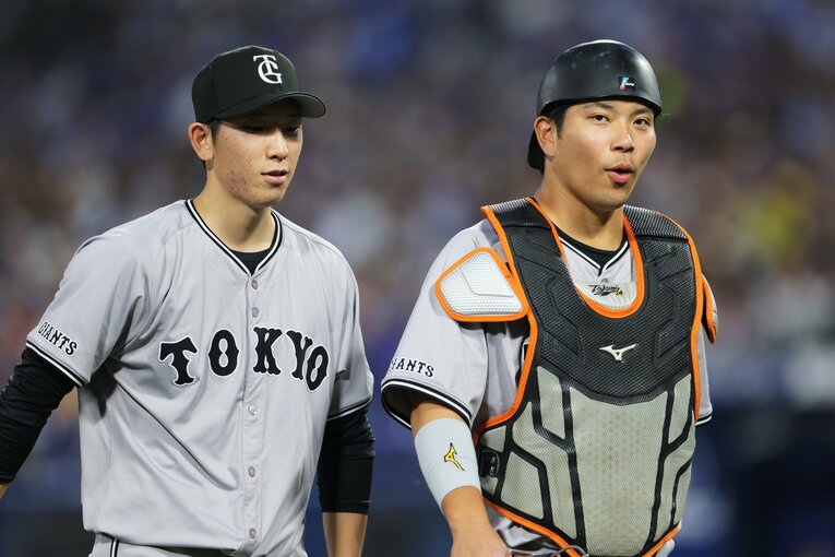 戸郷翔征投手とベンチに戻る大城卓三捕手（右）　©︎JIJI PRESS