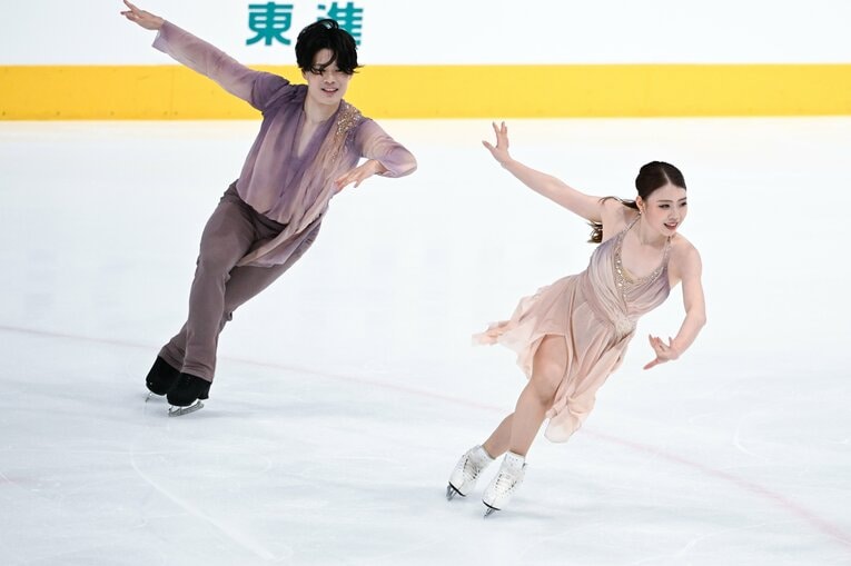 初の国際大会出場となった「木下グループ杯」で演技を行う紀平梨花・西山真瑚　©Asami Enomoto【スワイプするとそのほかの写真もご覧になれます】