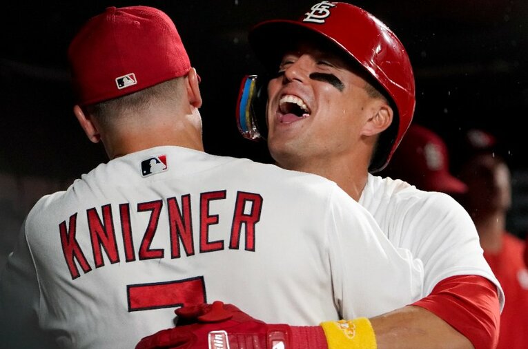 カージナルスの同僚・キズナーと笑顔でハグするラーズ・ヌートバー（2022年） ／ photograph by AFLO
