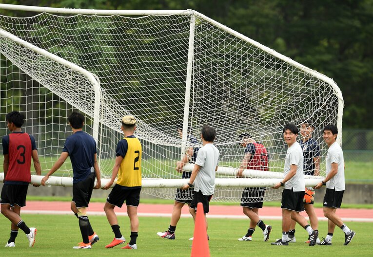 練習を終え、選手たちと一緒にゴールを運ぶ森保一監督（右）。写真は2018年8月　©Nikkan Sports