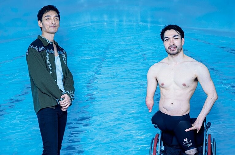 水泳談議に花を咲かせた草なぎ剛と鈴木孝幸。幼い頃はお互いに「溺れた」経験があるんだとか。 ／ photograph by Takuya Sugiyama