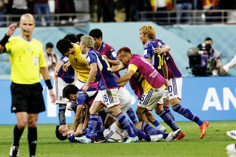 キャプテン吉田麻也を押し倒して重なった歓喜の瞬間　©Kiichi Matsumoto/JMPA