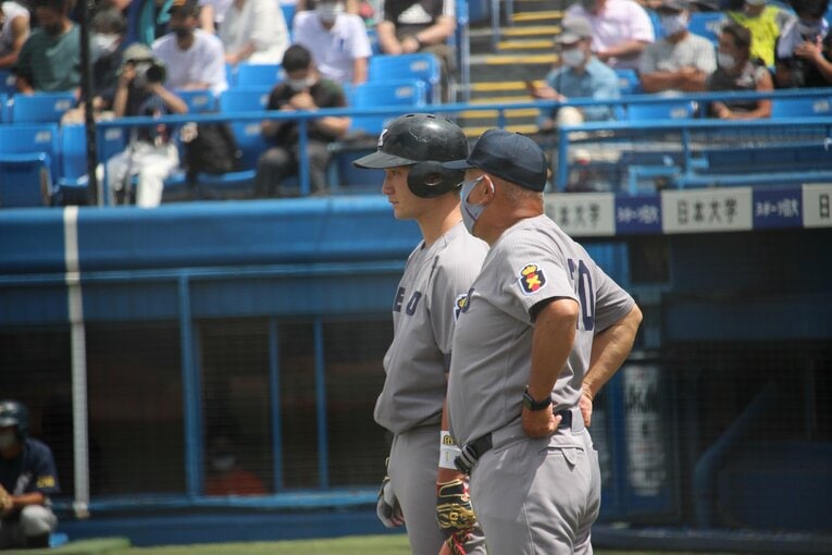 慶大・正木智也と堀井哲也監督　©︎Mamu Takagi