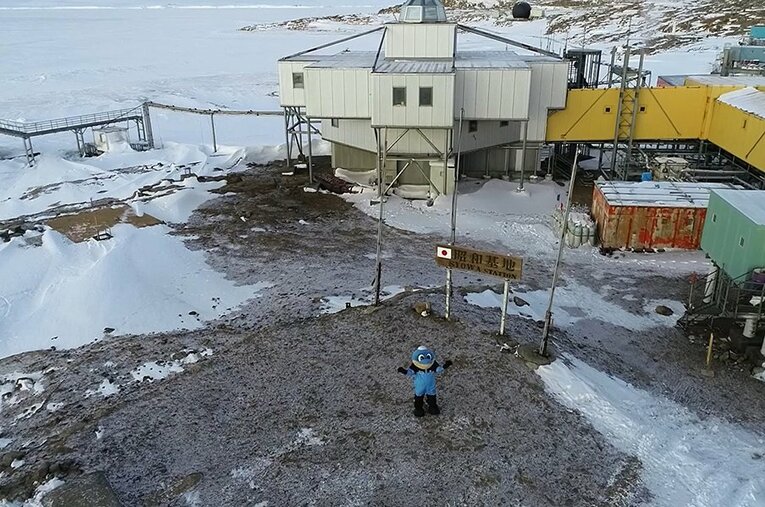 昭和基地 ／ photograph by 国立極地研究所・川崎フロンターレ