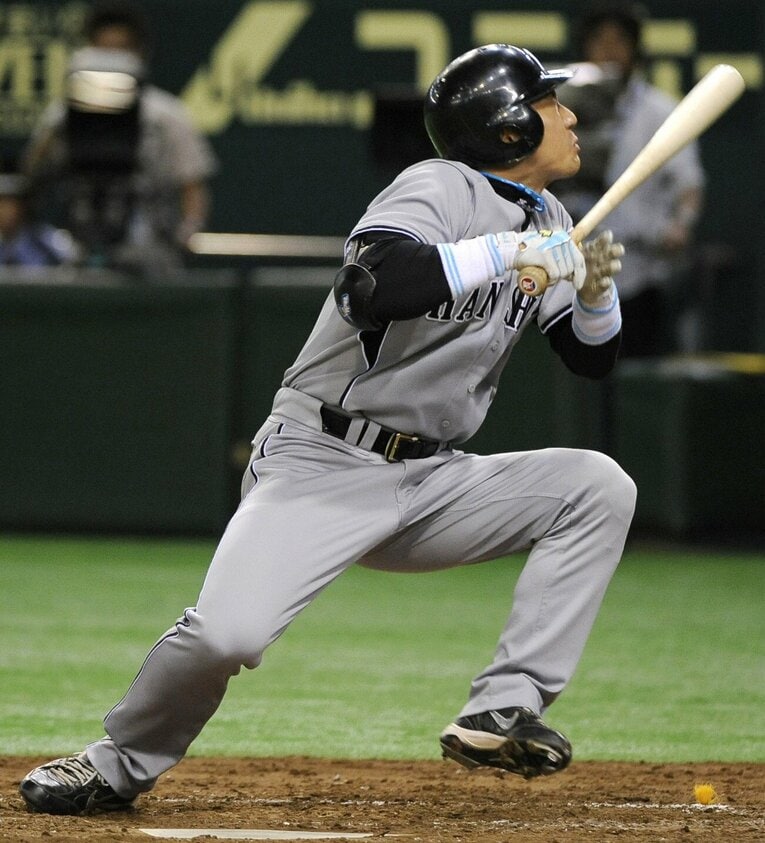 後頭部に死球を受けた阪神・金本。ヘルメットが壊れるほどの衝撃だった　©KYODO　