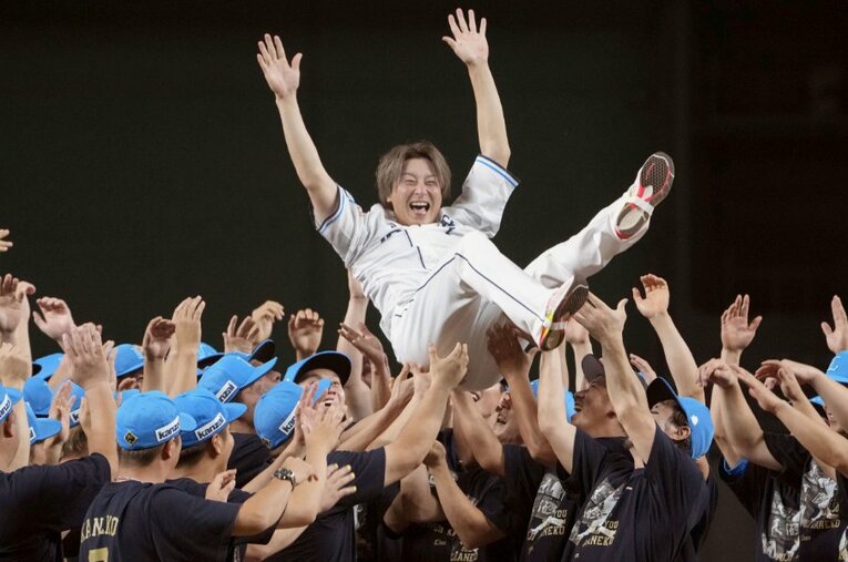 引退セレモニーでチームメートに胴上げされる金子 ／ photograph by KYODO