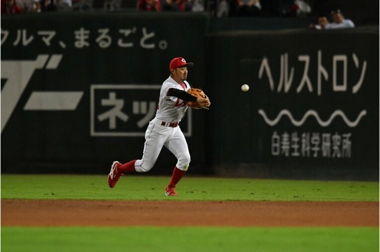 菊池涼介の守備（8/8）　©Hideki Sugiyama