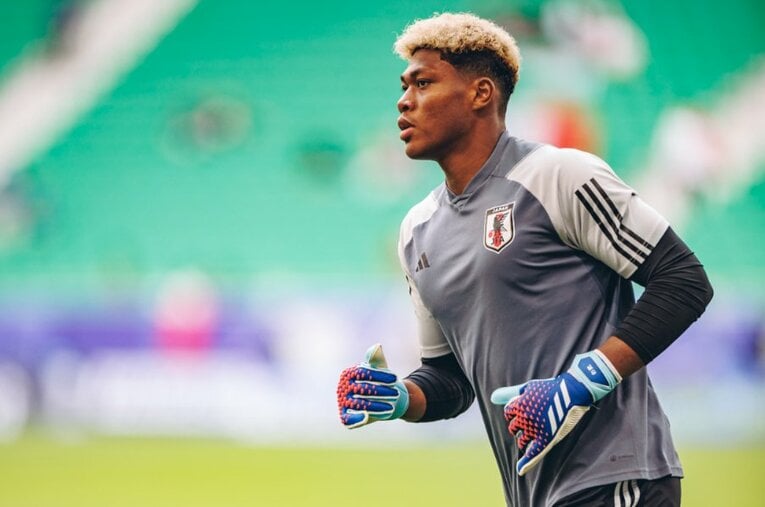 アジアカップで日本代表の正GKを務めた鈴木彩艶。21歳の守護神が、さまざまな困難に見舞われた大会の裏側を初めて明かした ／ photograph by Kiichi Matsumoto