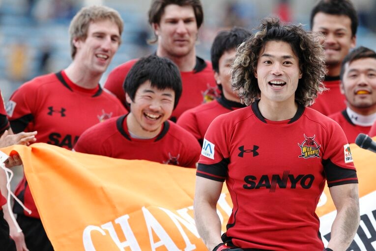 トップリーグ初優勝を喜ぶ山田章仁、田中史朗（2011年）　©Tamon Matsuzono