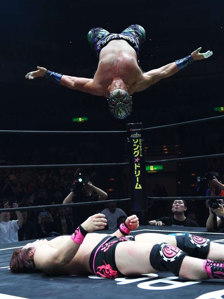 2018年3月25日、両国国技館。DDTのリングで最後のムーンサルトプレスを放つムタ