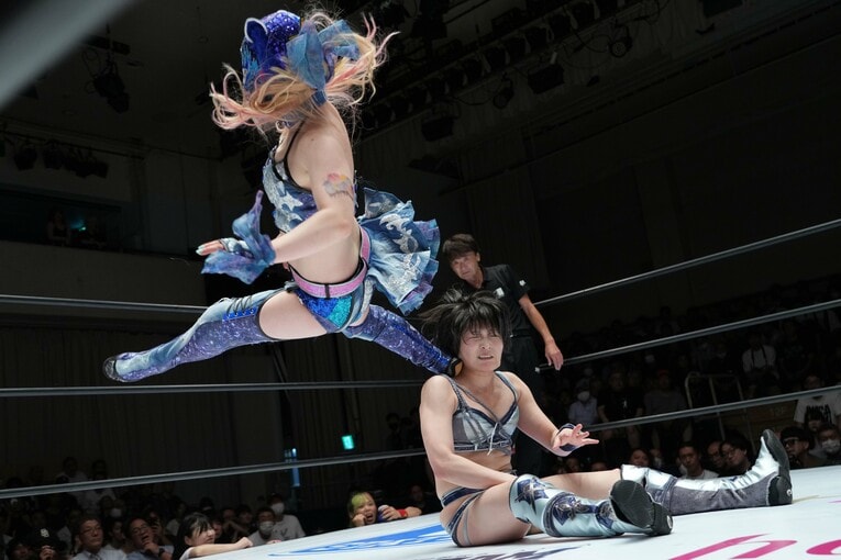 安納さおりの首筋にキックを放つスターライト・キッド　©Essei Hara