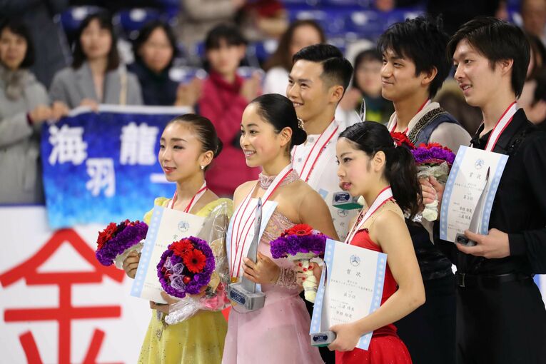 2017年の全日本選手権表彰式。三浦と木原はそれぞれ別のパートナーと出場していた　©AFLO