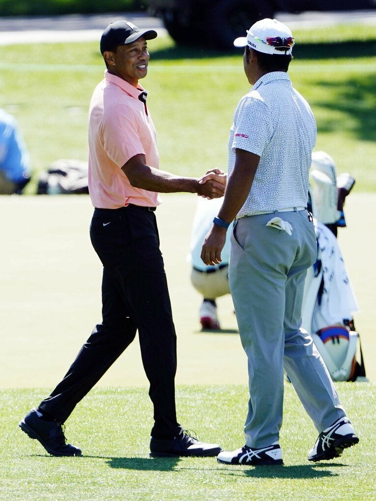 昨年覇者の松山英樹（右）に握手を求めるシーンも　©︎USA TODAY Sports/Reuters/AFLO