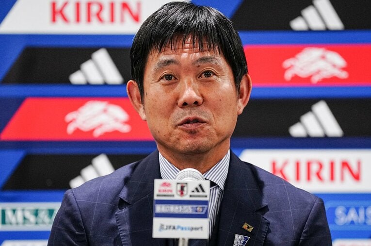 7月2日、帰国直後に記者会見する森保一監督。今回は山本昌邦技術委員長、宮本恒靖会長と3名で出席した ／ photograph by JIJI PRESS
