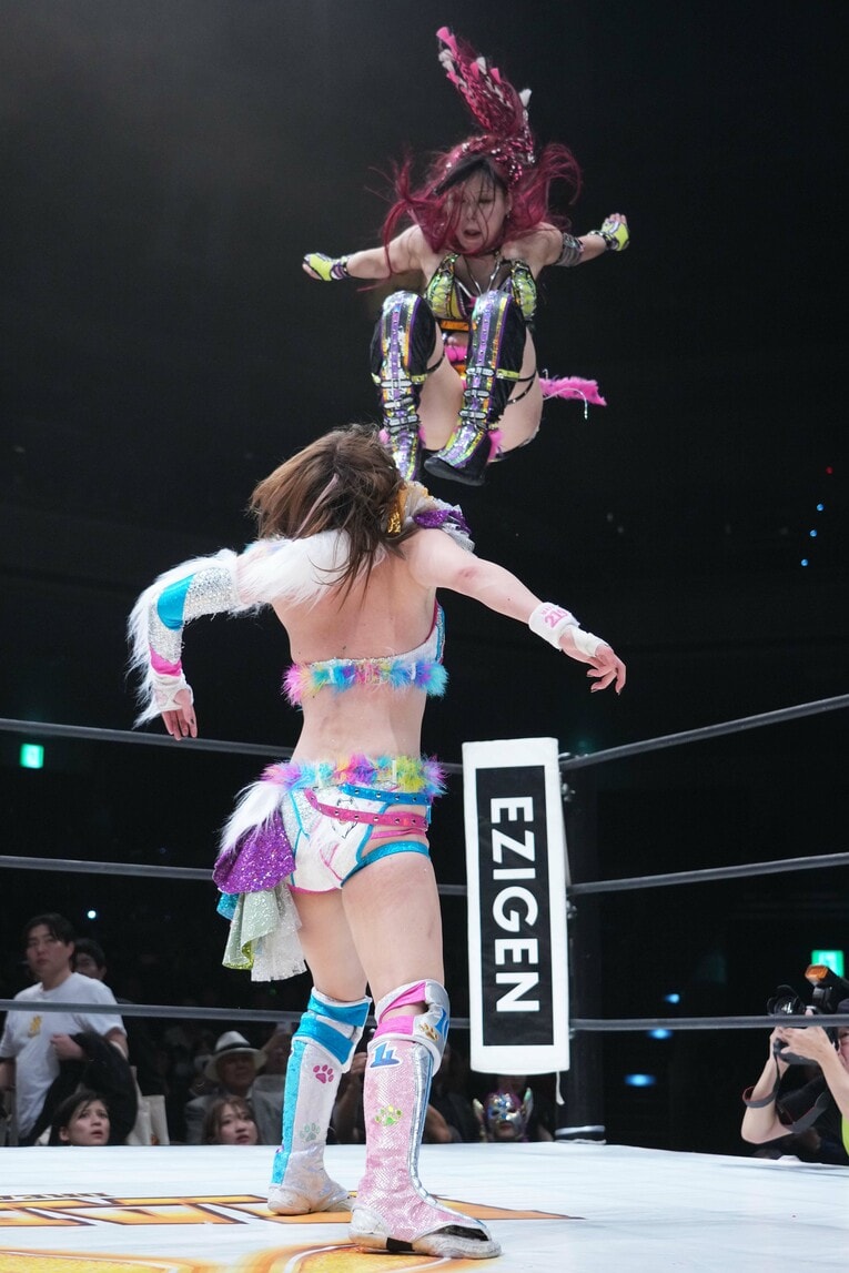 コーナーからドロップキックを放つイヨ・スカイ　©Essei Hara