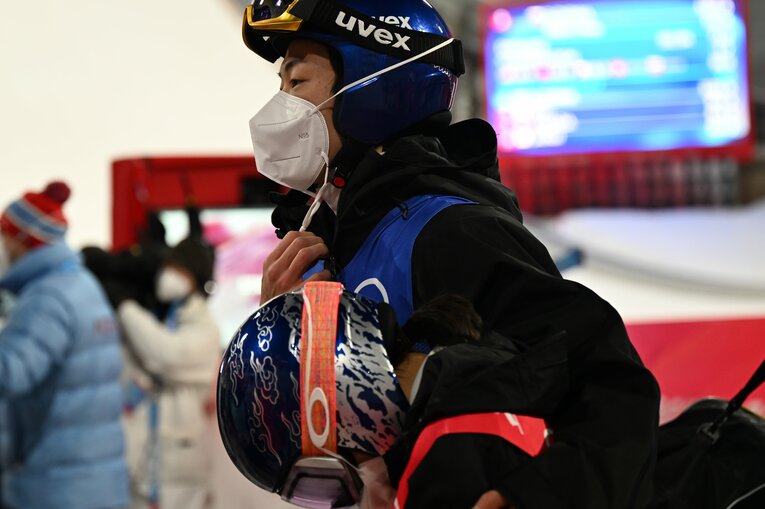 うなだれる高梨を励ます小林陵侑　©Naoya Sanuki／JMPA