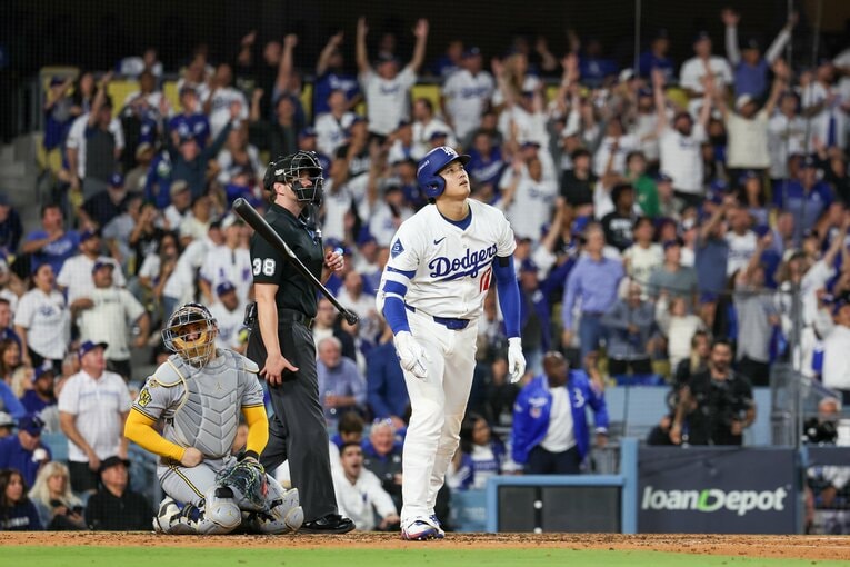 【“テレビに映らない”大谷写真】伝説の二刀流DAY…2本目の本塁打。ブルワーズ捕手はガク然　©Getty Images